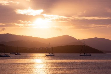 Tayland'da deniz kıyısında gün batımı görünümü