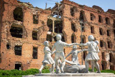 Volgograd, Rusya - 18 Haziran 2016: Çocuk ve timsah ve yıkılan binanın çemberi heykeli.