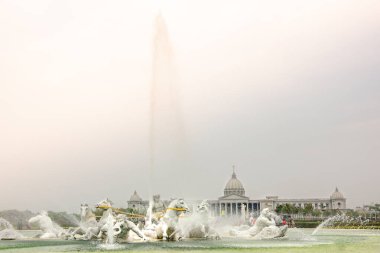 Tainan, Tayvan - 15 Mart 2018: Müzeye giriş - atve erkeklerle çeşme.