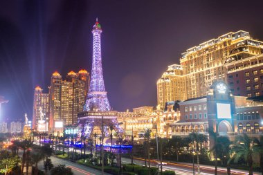 Yanan binalar ile Macau Gece saati