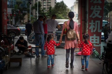 Xiamen, Çin - 6 Ocak 2017: İki kız çocuğu annesi.