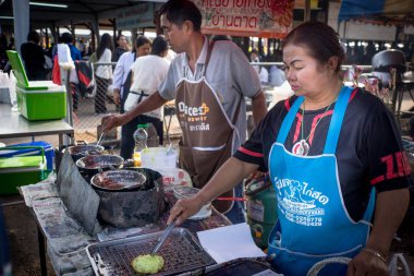 Thani, Tayland - 29 Ocak 2017: Udon Festivali yakın. İnsanlar hazırlama ve ücretsiz yemek veren.
