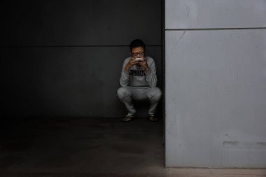 Xiamen, Çin - 6 Ocak 2017: Cep telefonu olan adam.