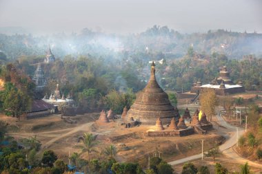 Mrauk-U, Myanmar'da pgazların havadan görünümü.