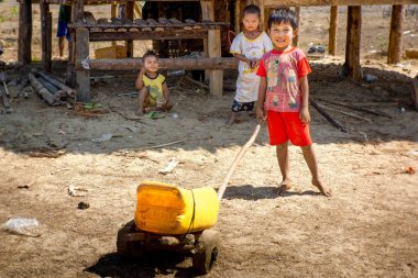 Duya, Myanmar - 24 Şubat 2017: El yapımı oyuncak oynayan küçük çocuklar