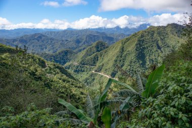 Filipinler'de tepeden yolda görünümü