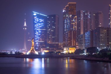 Yanan binalar ile Macau Gece saati