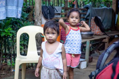 Filipinler - 28 Kasım 2016: Filipinler caddesinde küçük çocuklar
