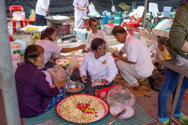 2017年1月29日 町の近くのうどん祭り 無料で食べ物を準備し 与える人々 — ストック写真