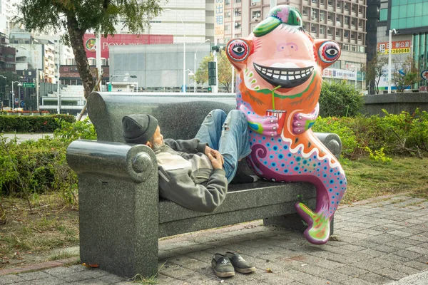 Tainan Taiwan Março 2018 Estátua Engraçada Sem Teto Adormecido — Fotografia de Stock