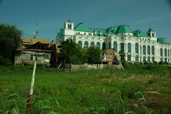 Astrachań Rosja Czerwca 2016 Kontrast Rosyjskiej Rzeczywistości Stary Opuszczony Dom — Zdjęcie stockowe