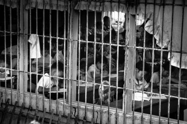 Yapak, Filipinler - 13 Kasım 2016: okuldaki öğrenciler ve çöpler.