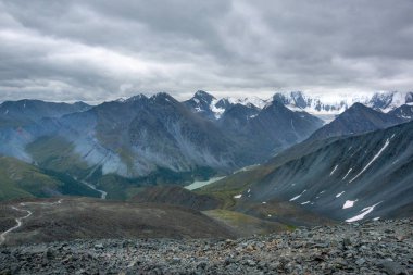 Belukha Dağı'na Giden Yol