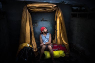 Cebu, Filipinler - 11 Kasım 2016: Otostopçu arabanın arkasına biniyor