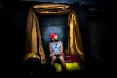 Cebu, Filipinler - 11 Kasım 2016: Otostopçu arabanın arkasına biniyor