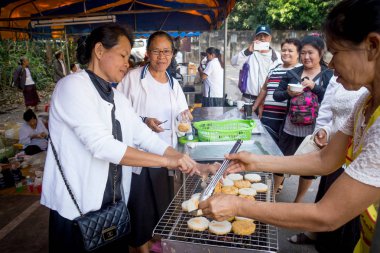 Thani, Tayland - 29 Ocak 2017: Udon Festivali yakın. İnsanlar hazırlama ve ücretsiz yemek veren.