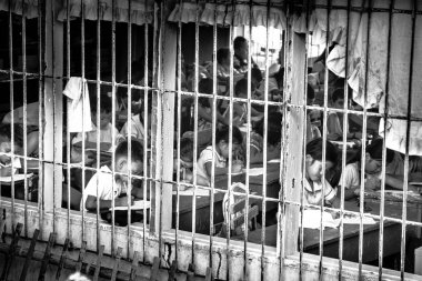 Yapak, Filipinler - 13 Kasım 2016: okuldaki öğrenciler ve çöpler.