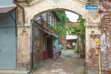 Volgograd, Rusya - 20 Haziran 2016: kapı ve yerel halk eve geliyor