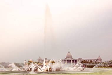 Tainan, Tayvan - 15 Mart 2018: Müzeye giriş - atve erkeklerle çeşme.