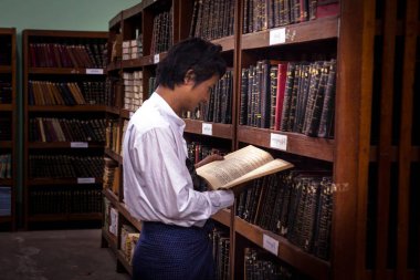 Mandalay, Myanmar - 28 Mayıs 2019: Eski kutsal Budist kütüphanesinin içinde.