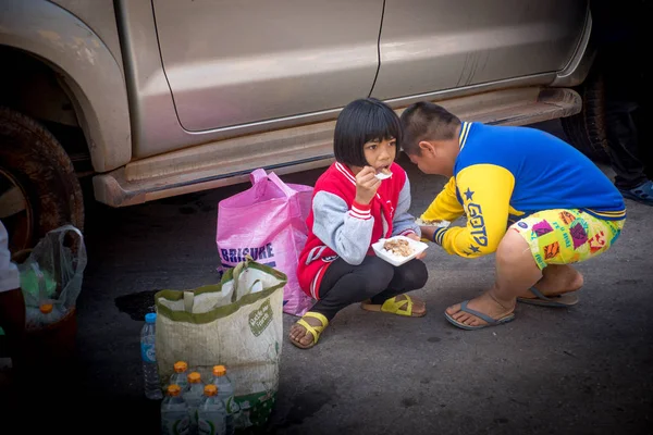 2017 男の子と女の子が座って食べ物を食べて — ストック写真