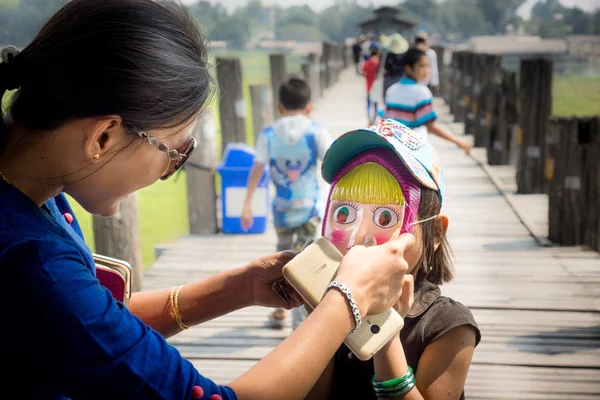 Taungthaman Myanmar Marzo 2017 Madre Poniéndose Máscara Hija Caricatura Rusa — Foto de Stock