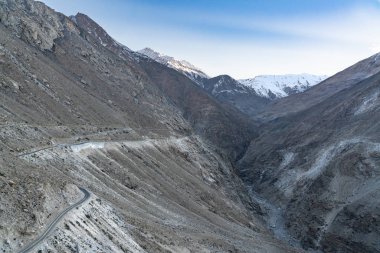 Spiti vadisinde yol üzerinde Dağ manzarası, Hindistan.