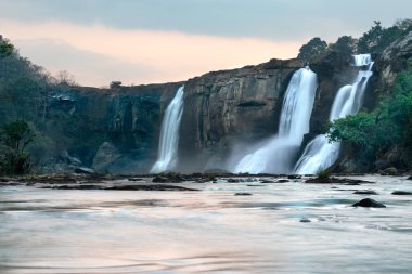 Hindistan'da Athirappilly Şelaleler Görünümü