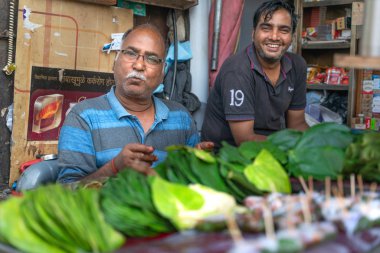 Mumbai, Hindistan - Juary 16, 2019: Hindistan'da paan satan erkekler
