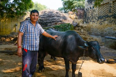 Gonda, Hindistan - 30 Ekim 2018: yerli ile poz veren çiftçi