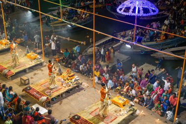 Varanasi, Hindistan - 7 Kasım 2018: Varanasi'de Ganga yakınlarında tören