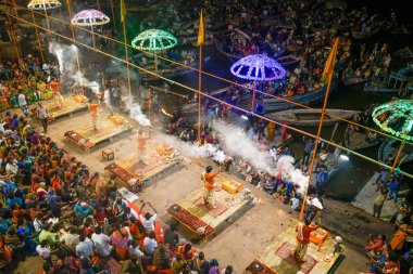 Varanasi, Hindistan - 7 Kasım 2018: Varanasi'de Ganga yakınlarında tören