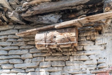 Nepal. Küçük köyde geleneksel arı evi