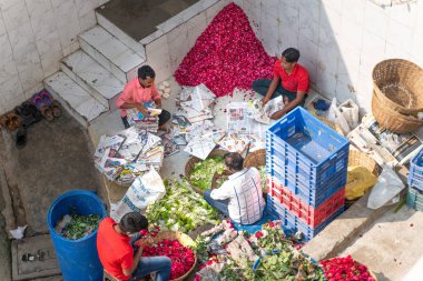 Mumbai, Hindistan - Juary 16, 2019: İnsanlar satmak için çiçek hazırlıyor