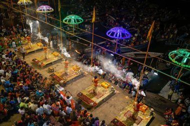 Varanasi, Hindistan - 7 Kasım 2018: Varanasi'de Ganga yakınlarında tören