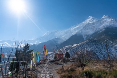 Annapurna patika yolundaKhut Terenga Ghumba çevresinde niçin manzara, Nepal.