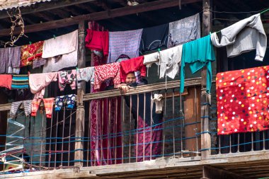 Katmandu, Nepal - 18 Mart 2019: Nepal balkon ve kadın