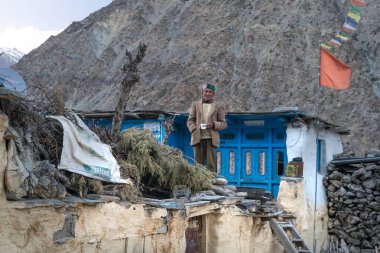 Charang, Hindistan - 23 Nisan 2019: uzak köyde geleneksel kıyafetler giyen yaşlı adam