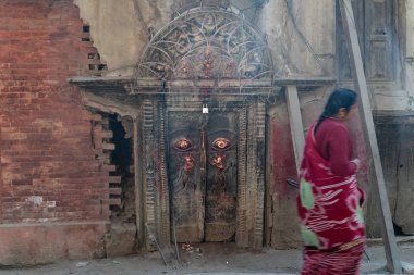 Katmandu, Nepal - 18 Mart 2019: Katmandu'daki eski kapı