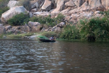Hampi, Hindistan - 1 Şubat 2019: Teknede yüzen adam