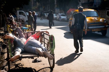 Mumbai, Hindistan - Juary 16, 2019: kamyonda uyuyan iki adam 