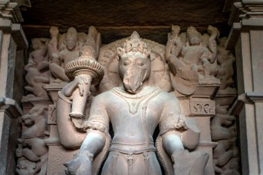 Khajuraho tapınağının içindeki heykeller ve manzara, Hindistan.