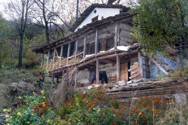 Tosh, Hindistan - 20 Kasım 2018: Tosh'ta geleneksel himachal evi.