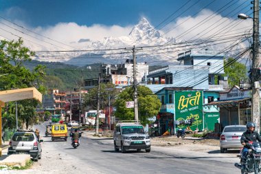 Pokhara, Nepal - 28 Temmuz 2019: Pokhara şehrinin ve Annapurna zirvesinin görünümü.
