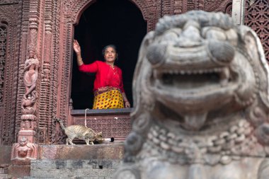 Katmandu, Nepal - 18 Mart 2019: Durbar meydanında kadın ve kedisi.