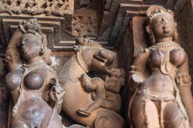 Khajuraho tapınağının içindeki heykeller ve manzara, Hindistan.