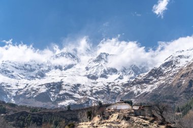 Nepal. Annapurna patikası görünümü. Dhaulagiri zirvesi ve Budist Manastırı manzarası.