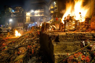 Varanasi, Hindistan - 13 Temmuz 2019: Ölü yakma ritüeli