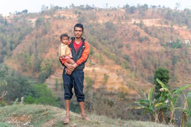 Sipaghat, Nepal - 28 Temmuz 2019: Küçük köyde baba oğul