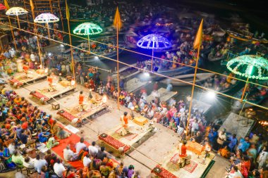Varanasi, Hindistan - 7 Kasım 2018: Varanasi'de Ganga yakınlarında tören